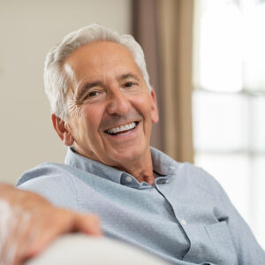 Zdrowie psychiczne seniorów - starszy uśmiechnięty mężczyzna.